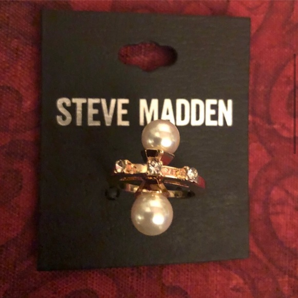 😁Steve Madden Pearl and Clear Stone Ring - Picture 3 of 6